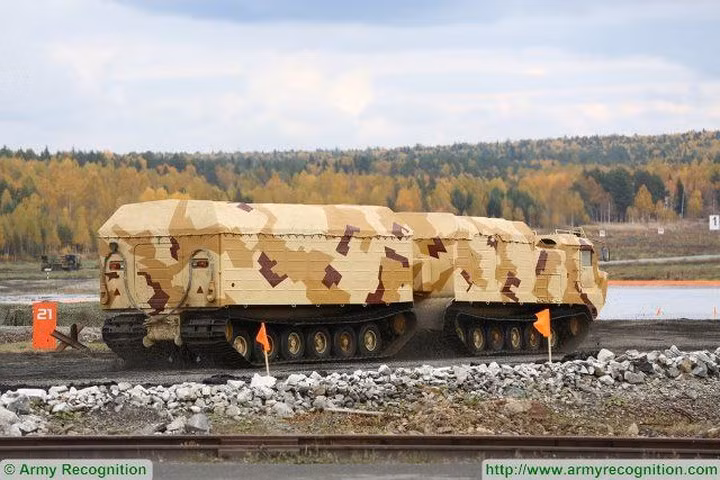 Xe vận tải hai khoang DT-10PM và DT-30PM được mệnh danh là “ngựa thồ” tại Bắc Cực. Loại xe này chịu được sức nặng khủng của hàng hóa và con người, có khả năng vượt qua mọi địa hình hiểm trở. Khung gầm bánh xích của hai loại này có thể được sử dụng để tích hợp vào hệ thống Pantsir-SA và Tor-M2DT. Ảnh: Army Recognition.