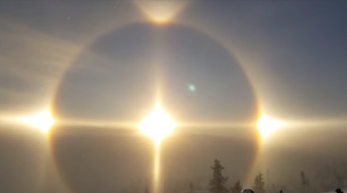 Vào đầu tháng 12/2017 vừa qua, tại khu nghỉ dưỡng trượt tuyết Vemdalen ở miền Trung Thụy Điển, các du khách cũng có dịp được chứng kiến cảnh tượng thiên nhiên ngoạn mục, khi bốn mặt trời xuất hiện cùng lúc.