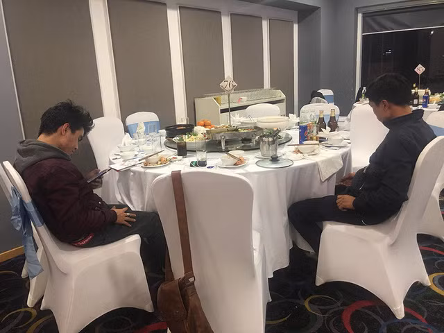 Hình ảnh được đính kèm trong bài viết nói rằng chỉ có ba người có mặt trong bữa tất niên họp lớp.