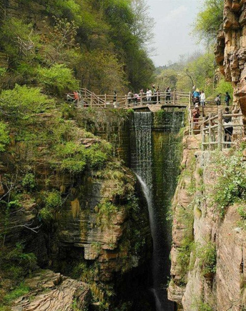 Toàn thôn hầu như đều có họ hàng với nhau.