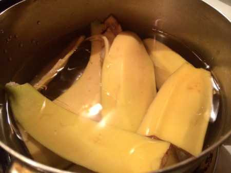 Rửa mặt bằng nước luộc vỏ chuối giúp dưỡng trắng da cấp tốc - Ảnh: Internet