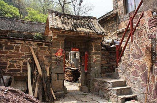 Sống trên núi cao, nhưng đời sống của người dân nơi đây rất thú vị. Họ buôn bán, có đủ các lương thực, thực phẩm thiết yếu.