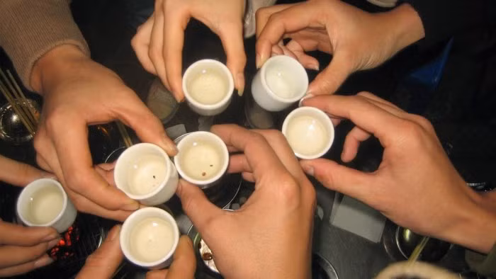 Ngày Tết nên hạn chế uống rượu. Ảnh minh họa