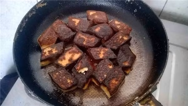 Con dâu vụng về trong việc làm bếp khiến bà Châu thất vọng. Ảnh minh họa.