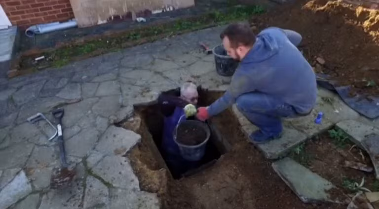 Càng đào lại càng thấy sâu, ông Gerald đã có linh cảm rằng phía dưới lòng đất là thứ gì.