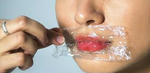 Môi thâm do nhiều nguyên nhân gây ra nó làm bạn cảm thấy mất tự tin khi giao tiếp.