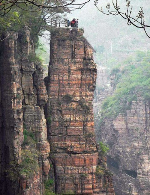 Một trong những địa danh nổi tiếng về sự trập trùng, hùng vĩ và hiểm trở chính là thôn Quách Lượng, thuộc thị xã Huy Huyện, thành phố Tân Hương, tỉnh Hà Nam, Trung Quốc.