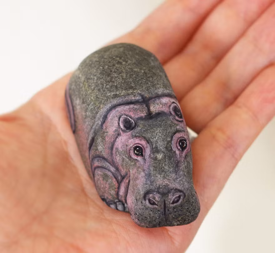 Trong ảnh là một chú hà mã đang nằm nghỉ ngơi.