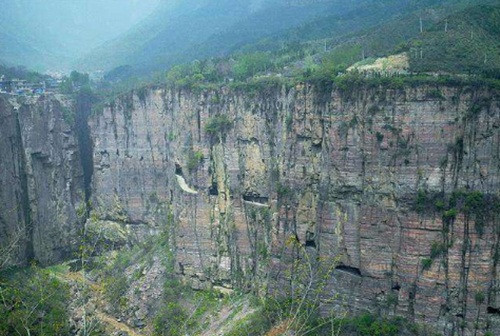 Con đường lên thôn dài 1250m do 13 người đàn ông lực lưỡng đục vào đá suốt khoảng 5 năm. Không có công cụ hiện đại, chỉ có những dụng cụ thô sơ.