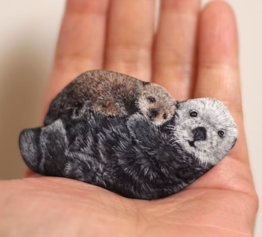 Nghệ sĩ Akie Nakata xem những viên đá nhỏ là vật liệu sáng tạo nghệ thuật chính của mình. Đối với cô, những viên đá thực sự không tầm thường và đơn giản như vẻ bề ngoài của chúng.