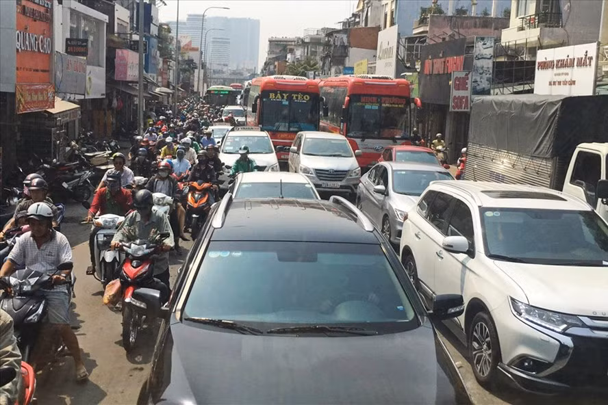 Các phương tiện xếp hàng dài nhích từng chút một đến bến xe Miền Đông (Q.Bình Thạnh, TPHCM). Ảnh: MINH QUÂN