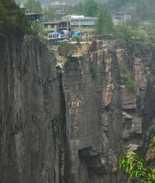 Tọa lạc trên núi đá ở độ cao 1700m so với mực nước biển, để đến được thôn Quách Lượng, du khách không chỉ phải trải qua những cung đường vô cùng hiểm trở, còn phải chuẩn bị tinh thần đối với với việc loãng không khí khi ở trên cao.