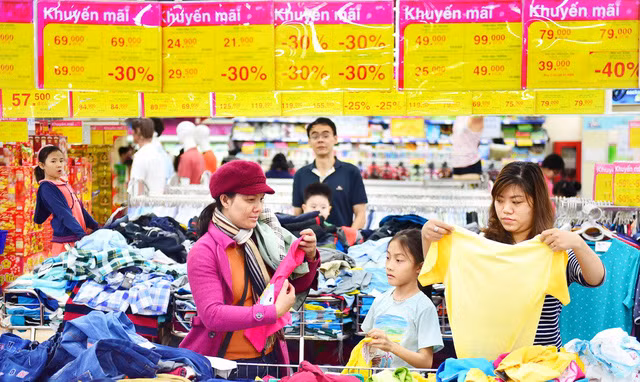 Hàng khuyến mãi tại hệ thống siêu thị Co.op Mart - Ảnh: QUANG ĐỊNH