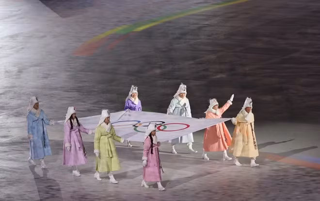 Lá cờ Olympic được các vận động viên tiêu biểu rước tại lễ khai mạc Olympic PyeongChang 2018. (Ảnh: THX/TTXVN)