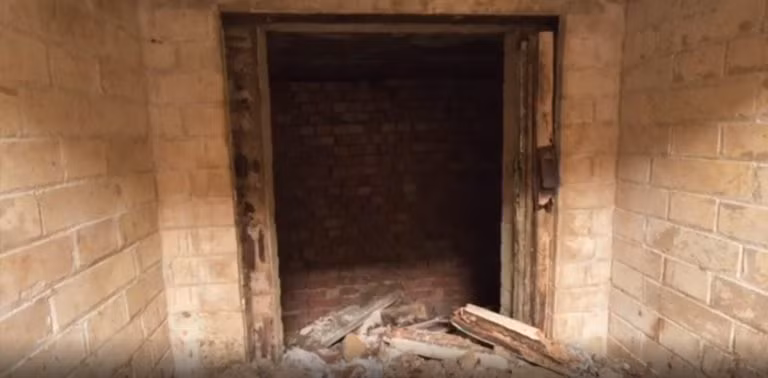 Trước mặt họ là một cánh cửa cũ kỹ, dẫn tới hành lang bí ẩn. Ngay khi mở cánh cửa ra, linh cảm của ông Gerald đã được xác nhận. Đây là một nơi trú ẩn không lưu.