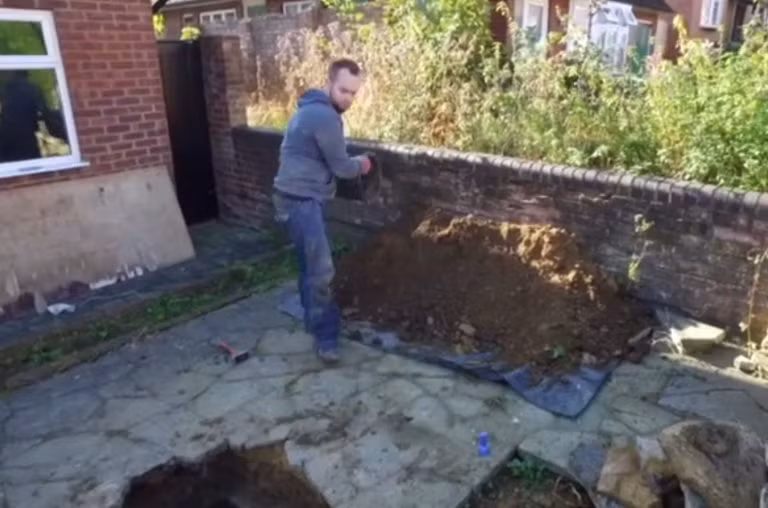 Rất nhiều đất được đào lên để làm rõ bí ẩn dưới sân nhà.