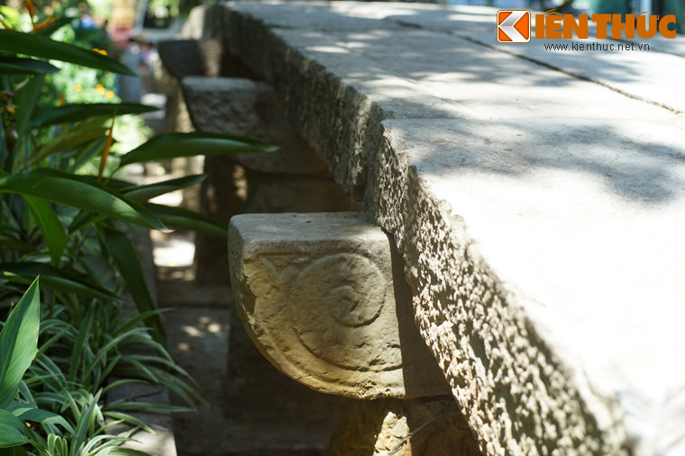 Dầm cầu có tiết diện khoảng 20cm x 30cm, đặt trên hai trụ cầu tiết diện vuông 20cm x 20cm. Phần dầm cầu nhô ra khỏi mặt cầu được chạm trổ hoa văn dạng mây xoắn.