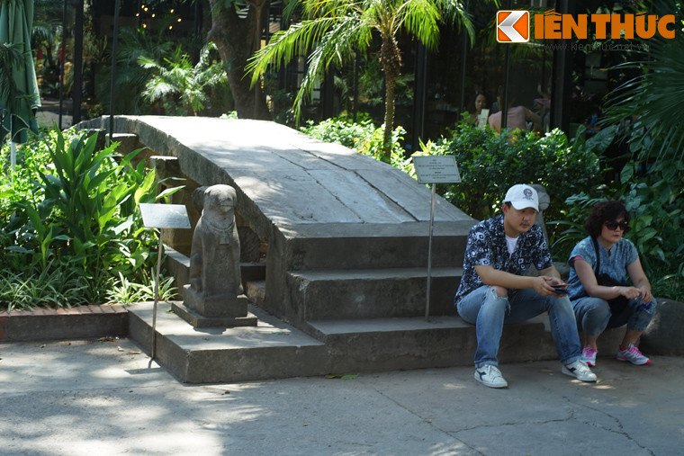 Ít ai biết rằng ngay giữa trung tâm quận Hoàn Kiếm, Hà Nội có một cây cầy đá cổ xưa còn được bảo tồn nguyên vẹn. Cây cầu đá cổ này là một hiện vật lịch sử độc đáo, được đặt trong khuôn viên Bảo tàng Lịch sử Quốc gia từ nhiều năm nay.