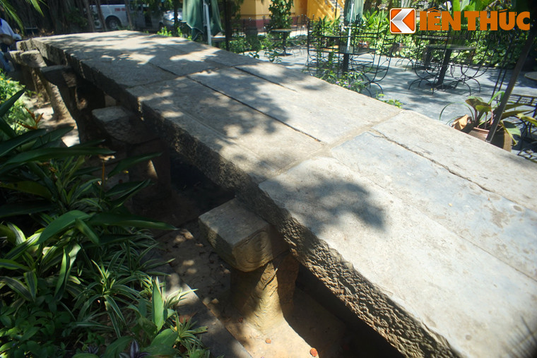 Cầu được làm bằng đá xanh, mang kiểu dáng đặc trưng của các cầu đá cổ miền Bắc với tổng cộng 7 nhịp, dài gần 15m. Mặt cầu rộng 1,5m, mỗi nhịp do ba thanh đá nguyên khối ghép lại, mỗi thanh có độ dài 2m và dày hơn 20cm.