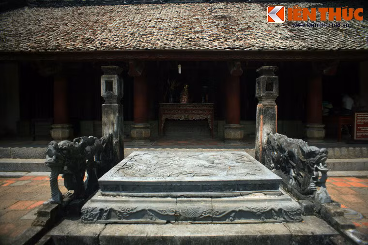 5. Sập đá cổ ở đền thờ vua Đinh, Ninh Bình có từ thế kỷ 17, được đánh giá là sập đá cổ đẹp và độc đáo bậc nhất Việt Nam. Sập có hai tay vịn hình rồng, bề mặt của sập được tạc nổi hình con rồng với dáng vẻ khỏe mạnh và uy dũng, tượng trưng cho uy quyền của Đinh Tiên Hoàng Đế.