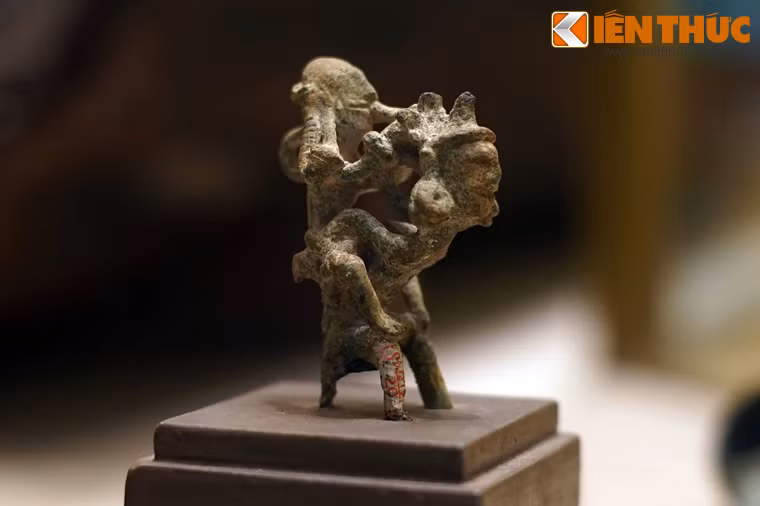 5. Tượng đồng hai người cõng nhau thổi khèn là hiện vật Đông Sơn có niên đại 2.500 - 2.000 năm trước, được các nhà khảo cổ Pháp tìm thấy ở di chỉ Đông Sơn đầu thế kỷ 20. Tượng cao 8,5 cm, rộng: 9,5 cm. Mặc dù nhỏ, nhưng bức tượng lại là tuyệt tác về nghệ thuật đúc đồng.