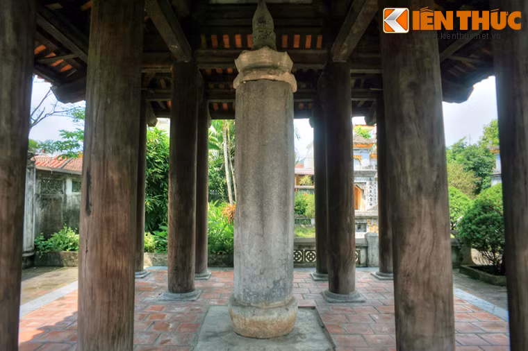 Cột kinh Phật hơn 1.000 năm tuổi này được làm bằng đá, cao 4,16m,nặng 4,5 tấn, được lắp ghép bằng 6 bộ phận khác nhau bao gồm: Tảng vuông, đế tròn, thân bát giác, thớt bát giác, đấu bát giác và đỉnh hoa sen.