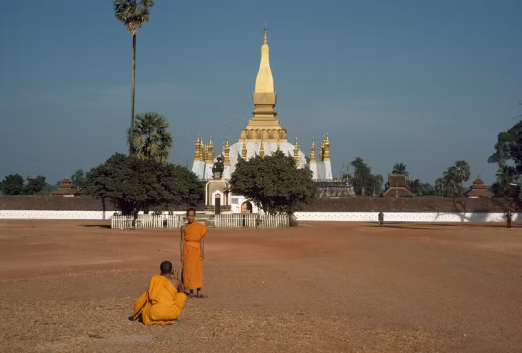 Bên ngoài Thạt Luổng, ngôi chùa dát vàng nổi tiếng của Vientiane, Lào năm 1976. Ảnh: Hiroji Kubota/ Magnum Photos.
