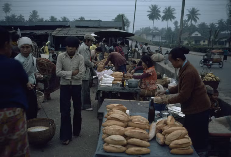 Một khu chợ ở Vientiane. Ảnh: Hiroji Kubota/ Magnum Photos.
