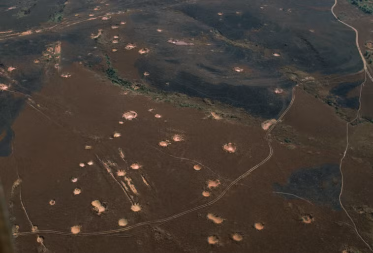 Những hố bom để lại do máy bay B-52 rải thảm ở Cánh Đồng Chum. Ảnh: Hiroji Kubota/ Magnum Photos.