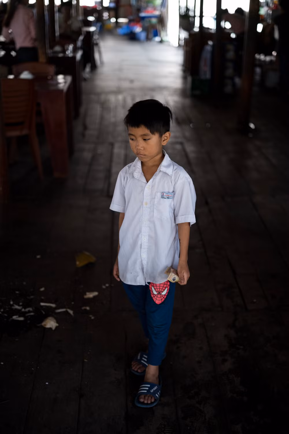 Chú bé và tờ 10.000 trong tay. Ảnh: Artem Chernov.