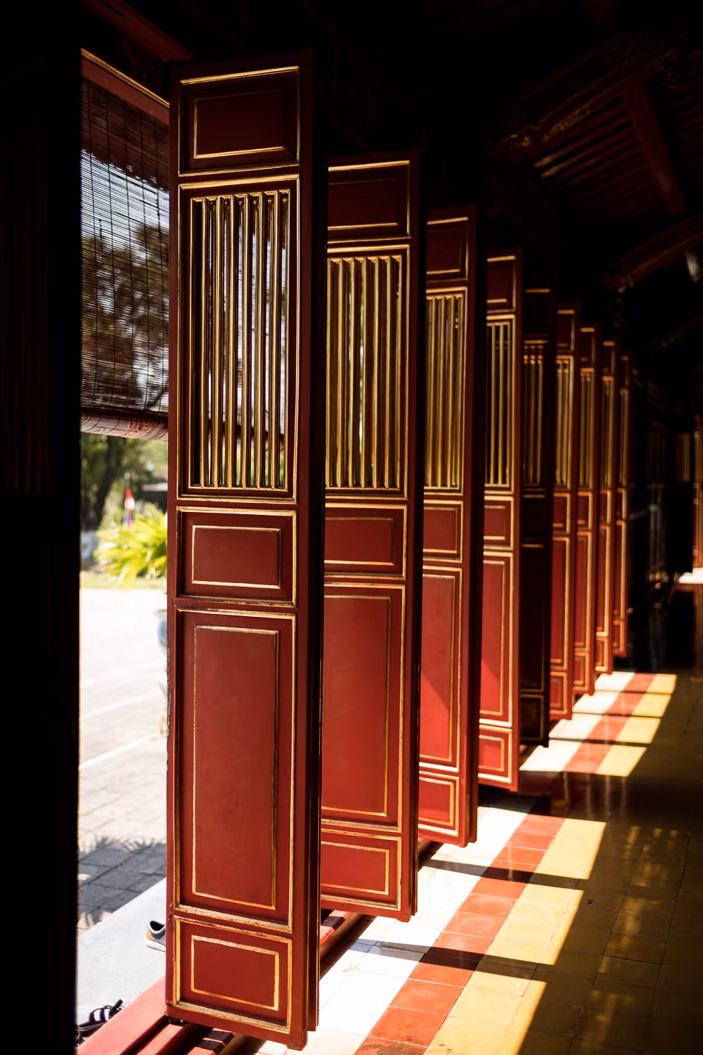 Những cánh cửa gỗ ở lăng Ông Bà Chiểu, TP HCM. Ảnh: Artem Chernov.