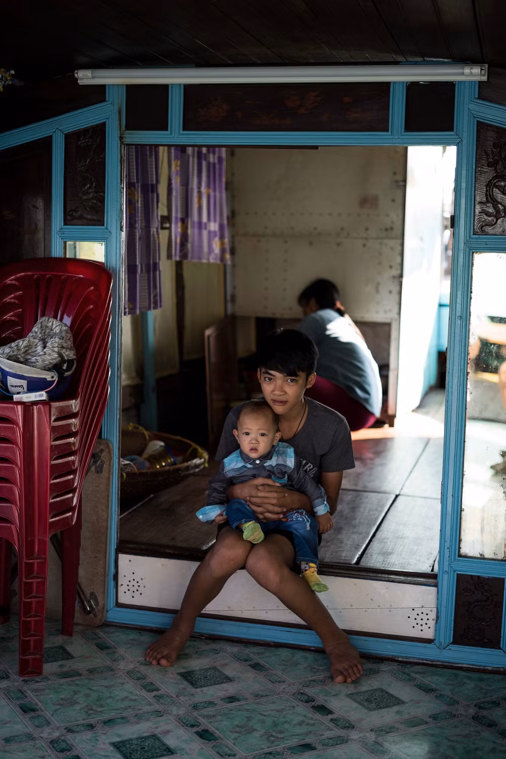 Trong một nhà - thuyền ở làng nổi vịnh Hạ Long. Ảnh: Artem Chernov.