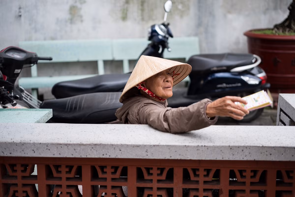 Cụ bà bán vé số ở Đà Nẵng. Ảnh: Artem Chernov.