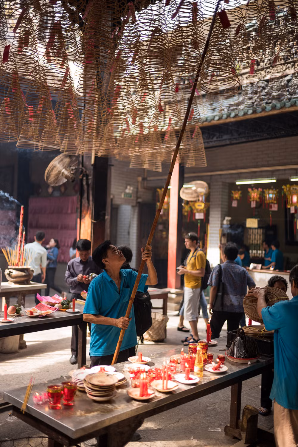 Bên trong chùa Bà Thiên Hậu ở khu Chợ Lớn, TP HCM. Ảnh: Artem Chernov.