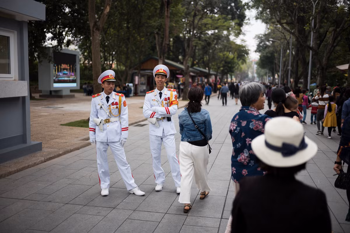 Hai chiến sĩ cảnh vệ ở khu vực quảng trường Ba Đình, Hà Nội. Ảnh: Artem Chernov.