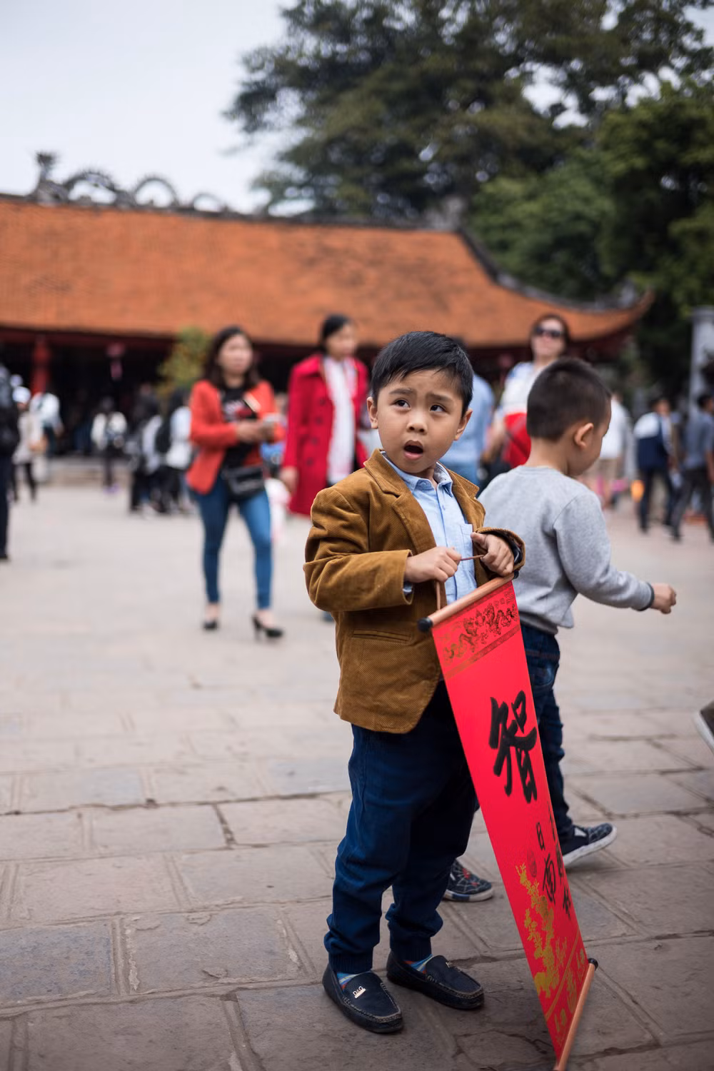 Chú bé ở Văn Miếu - Quốc Tử Giám Hà Nội dịp Tết 2017. Ảnh: Artem Chernov.