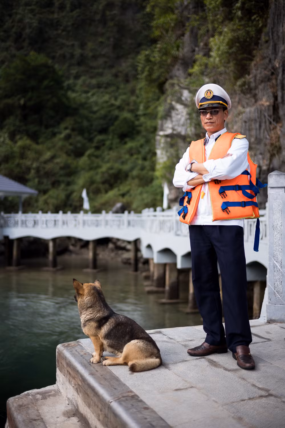 Thuyền trưởng và chó cưng ở Hạ Long. Ảnh: Artem Chernov.