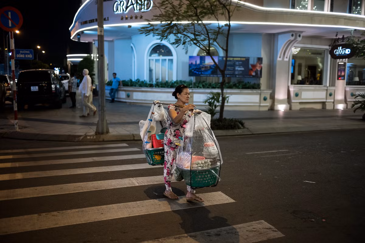 Gánh hàng rong bên ngoài khách sạn Grand, đường Đồng Khởi, TP HCM. Ảnh: Artem Chernov.