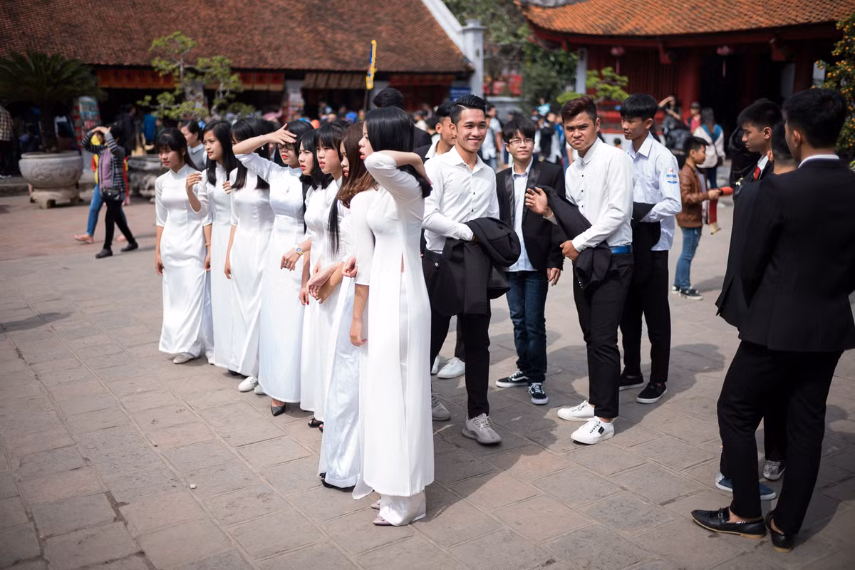 Các nữ sinh áo dài ở Văn Miếu. Ảnh: Artem Chernov.