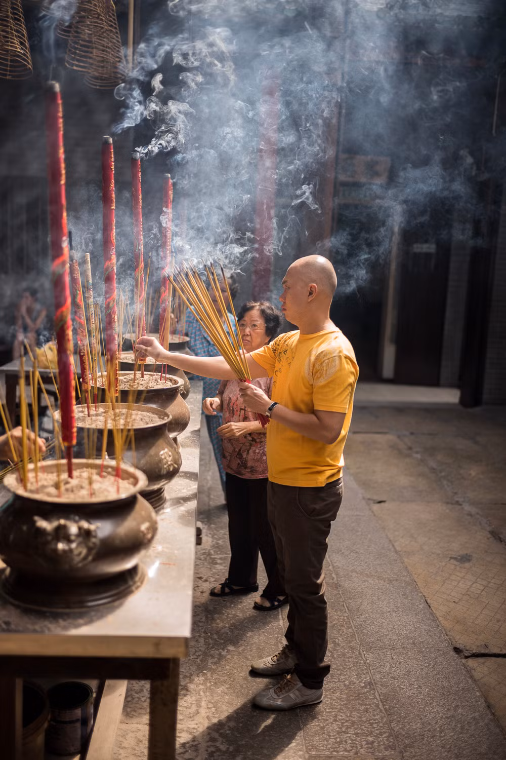 Bên trong chùa Bà Thiên Hậu ở khu Chợ Lớn, TP HCM. Ảnh: Artem Chernov.
