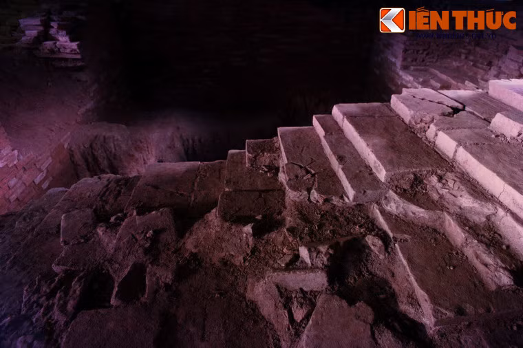 Móng tháp có hai tầng xây giật cấp, chồng lên nhau. Gạch xây tháp được xếp theo hàng ngang, phần đầu gạch đâm ra ngoài, mỗi hàng trung bình xếp 6 viên gạch với nhiều kích thước khác nhau.