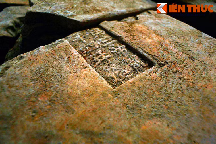 Trên mỗi viên gạch có đề: “Lý gia đệ tam đế Long Thụy Thái Bình tứ niên tạo” (Vua thứ ba đời Lý, năm Long Thụy Thái Bình thứ 4 xây dựng) hoặc “Chương Thánh Gia Khánh”. Theo sử sách, Long Thụy Thái Bình là niên hiệu của vua Lý Thánh Tông từ năm 1054 - 1058.