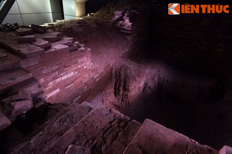 Chất kết dính để xây dựng tháp hoàn toàn là đất sét nhuyễn, không hề có bất kỳ một chút vôi vữa hay chất kết dính nào khác. Các mạch vữa mỏng đến nỗi nhìn bề ngoài chẳng khác gì các viên gạch được xếp chồng lên nhau…