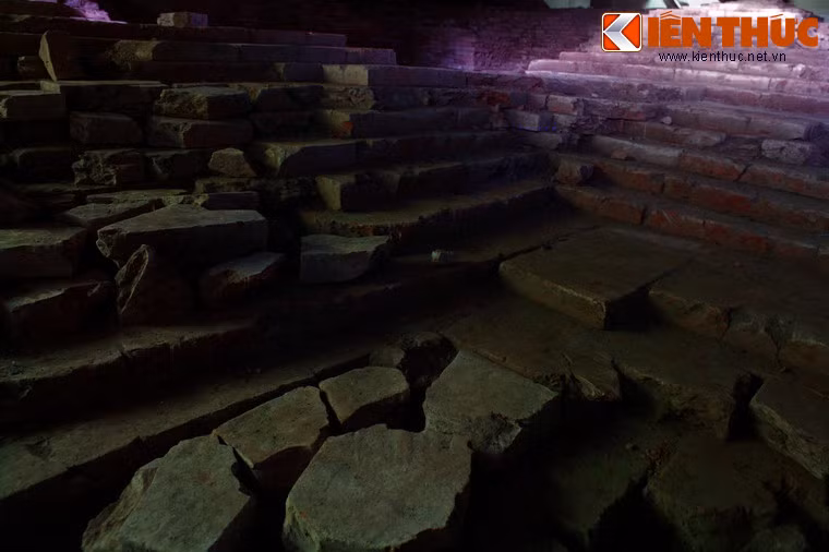 Theo Ðại Việt sử ký toàn thư, năm 1057, vua Lý Thánh Tông cho xây dựng một cây tháp cao hơn 10 trượng. Các nhà nghiên cứu cho rằng đó chính là ngọn tháp của chùa Phật Tích. Từ kích thước chân tháp, có thể ước tính tháp có chiều cao khoảng 40m, tương đương với một tòa nhà 10 tầng thời hiện đại.