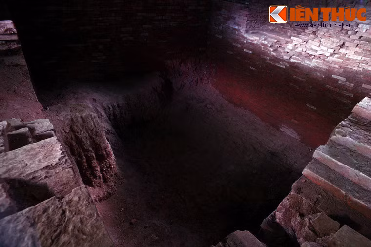 Phần đáy của móng tháp cao 8,7m so với bờ giếng cổ thời Lý dưới cổng chùa Phật Tích. Kích thước chân tháp 9,1m x 9,1m, tường tháp mỗi cạnh dày trung bình 2,4m đến 2,43m, lòng tháp rộng 4,18 đến 4,20m, diện tích 82,81m2.