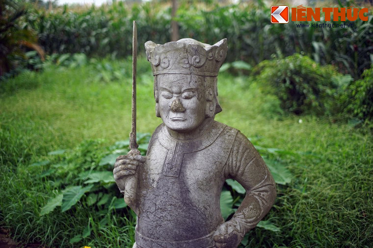 Tượng được chạm khắc theo phương pháp tả thực, đường nét rất sống động với tay cầm đao, dáng đứng vững chãi, khuôn mặt nghiêm nghị.