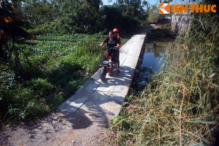 Theo văn bia, vào thế kỷ 19, ông Nguyễn Văn Bá, gốc người Hà Tĩnh lập nghiệp ở địa phương tự nguyện bỏ tiền, công sức và vận động nhân dân làm cầu bắc qua bàu Rộc phục vụ việc đi lại cho nhân dân xã Quan Thành cũ và các vùng lân cận.