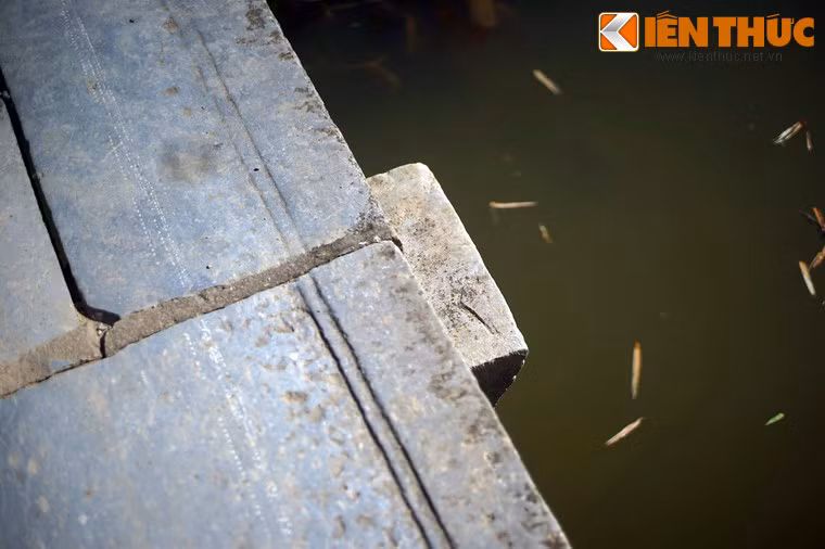 Ở hai bên mặt cầu, người thợ đá ngày xưa đã khắc các đường viền song song chạy theo dọc phiến đá để tăng tính thẩm mỹ.