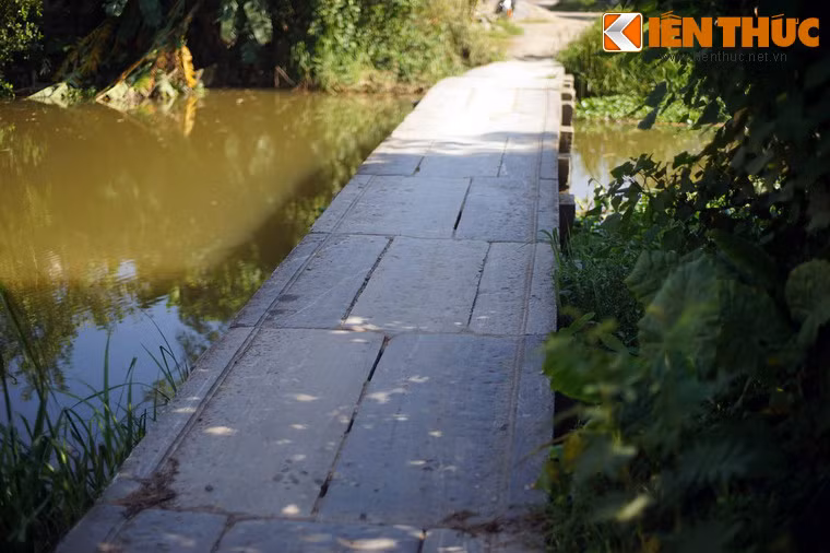 Các phiến đá ghép thành cầu có kích thước khác nhau, có tấm bề ngang 0,8m hoặc là 0,9m ghép so le với nhau, có ngàm chắc chắn.