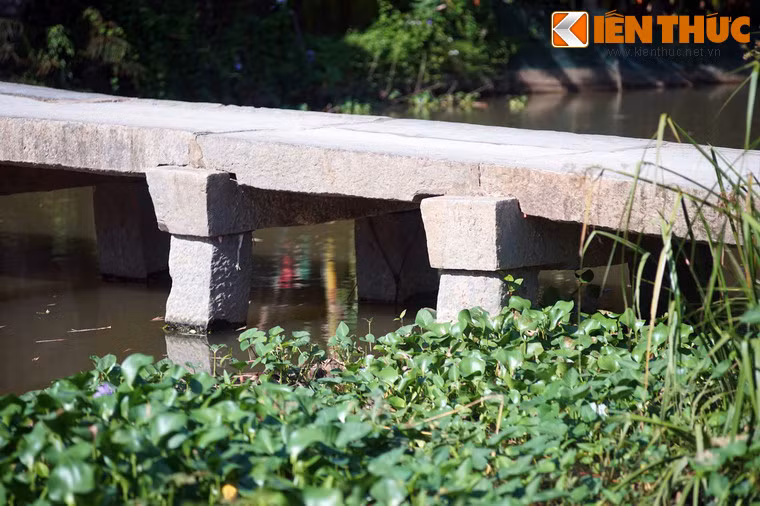 Mỗi thanh dầm cầu dài 3,5m, được đục chốt đá chắc chắn, phía dưới là hai trụ cầu.